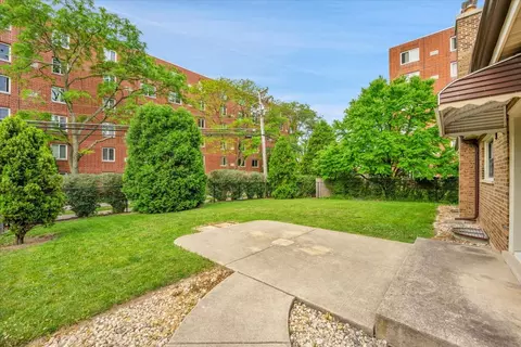 Exterior - 901 E Ardyce Ln, Mount Prospect, IL 60056 photo 6 of 12