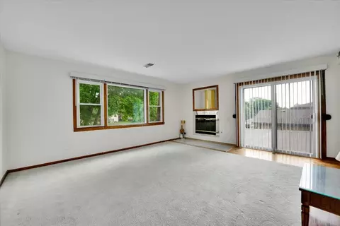 Living - 901 E Ardyce Ln, Mount Prospect, IL 60056 photo 7 of 8