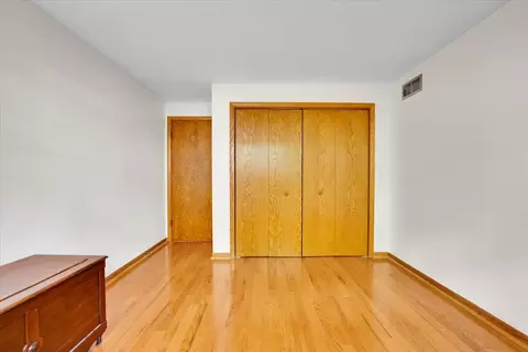 Bedroom - 901 E Ardyce Ln, Mount Prospect, IL 60056 photo 1 of 17