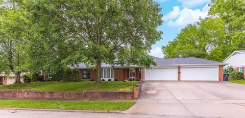 212 Mays Dr, Bloomington, IL 61701
