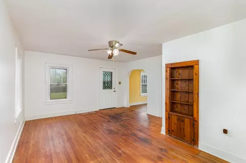 Living - 1018 Jericho Rd, Aurora, IL 60506 photo 2 of 3