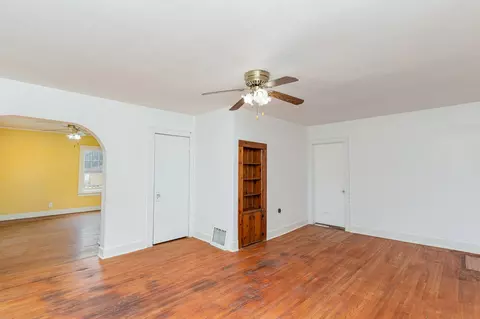 Living - 1018 Jericho Rd, Aurora, IL 60506 photo 1 of 3