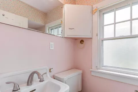 Bath - 1018 Jericho Rd, Aurora, IL 60506 photo 2 of 2