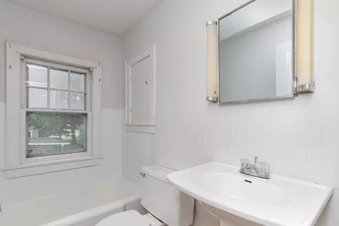 Bath - 1018 Jericho Rd, Aurora, IL 60506 photo 1 of 2