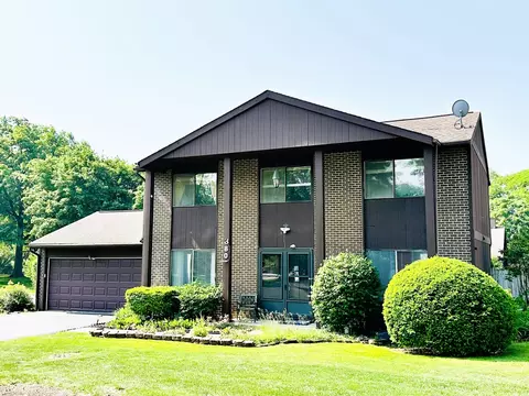 380 Ventura Club Dr, Roselle, IL 60172