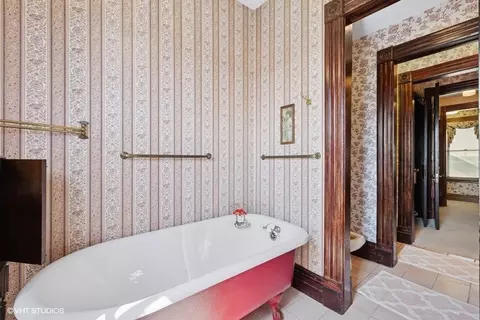 Bath - 314 Washington St, Algonquin, IL 60102 photo 2 of 3