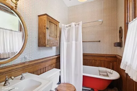 Bath - 314 Washington St, Algonquin, IL 60102 photo 1 of 3