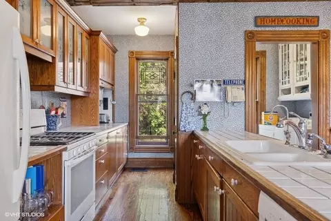 Kitchen - 314 Washington St, Algonquin, IL 60102 photo 1 of 2