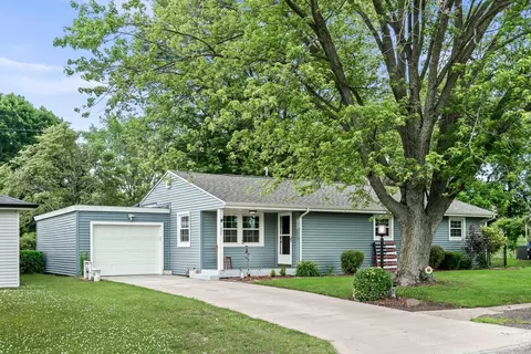 602 E 5th St, Mackinaw, IL 61755
