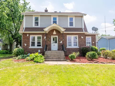 115 E Quincy St, Westmont, IL 60559