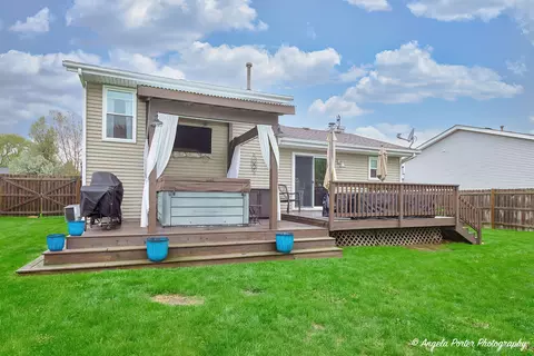 155 Shadowbrook Dr, Capron, IL 61012 photo 2
