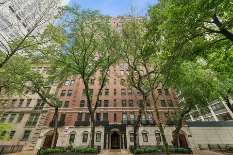 210 E Pearson St #11A, Chicago, IL 60611