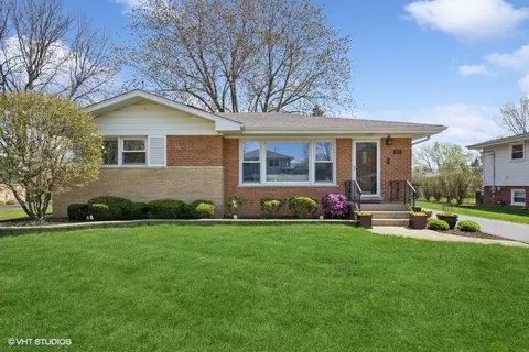 907 N Wilshire Ln, Arlington Heights, IL 60004