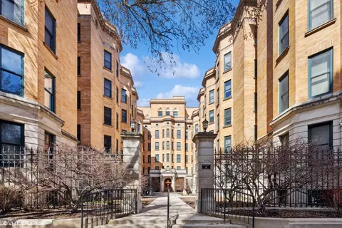 550 W Surf St #524, Chicago, IL 60657