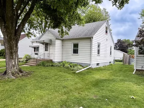 1711 17th Ave, Sterling, IL 61081