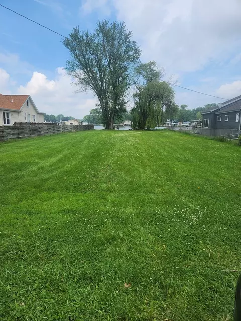 2906 N Shorewood Dr, Mchenry, IL 60050