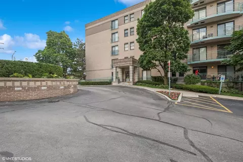 4747 Howard St #205, Skokie, IL 60076