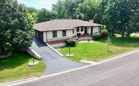 1 S701 Eisenhower Rd, Oakbrook Terrace, IL 60181
