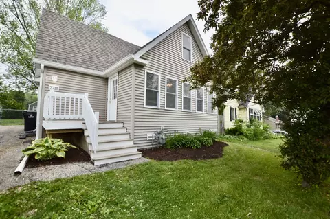 7715 E Sunset Dr, Wonder Lake, IL 60097