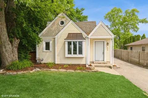 412 Briar Rd, Island Lake, IL 60042