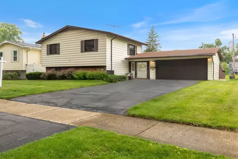 7578 Brookside Dr, Hanover Park, IL 60133