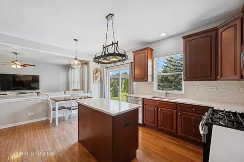 4370 Whitehall Ln, Algonquin, IL 60102 photo 9