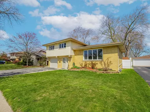 4612 W 107th St, Oak Lawn, IL 60453
