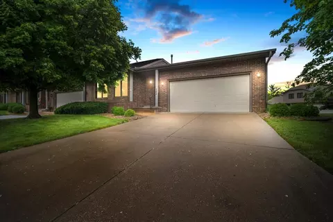 162 Manor Cir #162, Bloomington, IL 61704