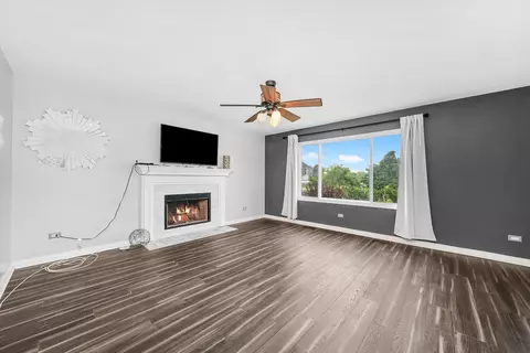 Living - 1707 Cascade Ridge Dr, Plainfield, IL 60586 photo 3 of 5