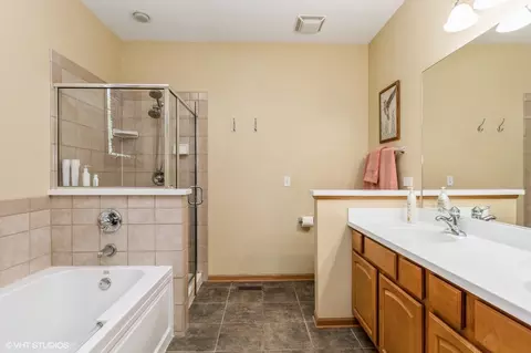 Bath - 162 Dawson Dr, Elgin, IL 60120 photo 2 of 2