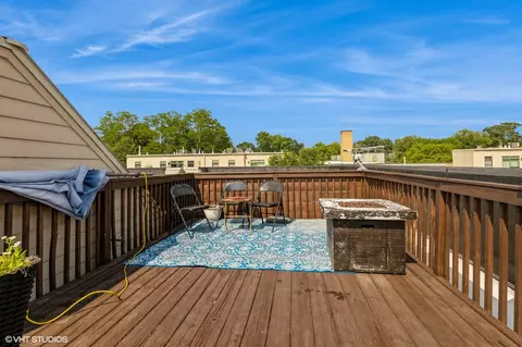 Exterior - 162 Dawson Dr, Elgin, IL 60120 photo 4 of 5