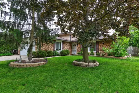 833 Summerfield Dr, Roselle, IL 60172