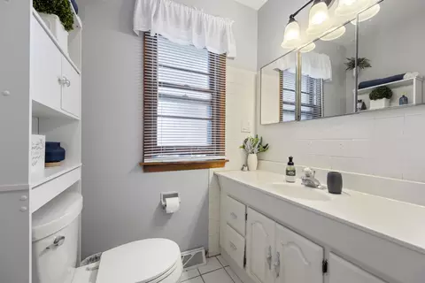 Bath - 931 Sunset Rd, Wheaton, IL 60189 photo 2 of 3