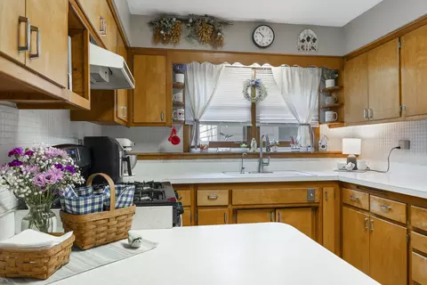 Kitchen - 931 Sunset Rd, Wheaton, IL 60189 photo 2 of 5