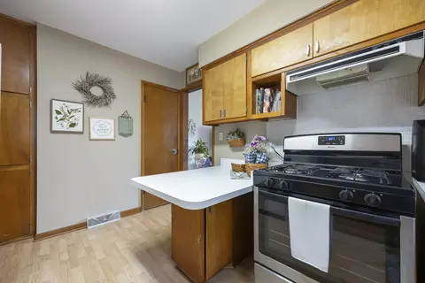Kitchen - 931 Sunset Rd, Wheaton, IL 60189 photo 4 of 5