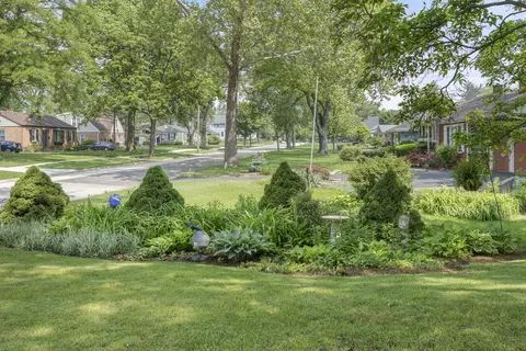Exterior - 931 Sunset Rd, Wheaton, IL 60189 photo 8 of 8