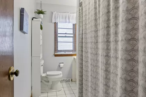 Bath - 931 Sunset Rd, Wheaton, IL 60189 photo 1 of 3