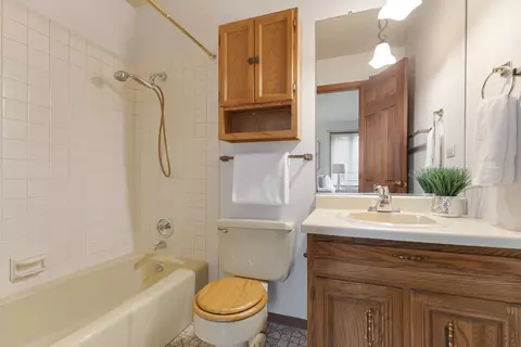 Bath - 1000 Mohawk Dr, Elgin, IL 60120 photo 2 of 4