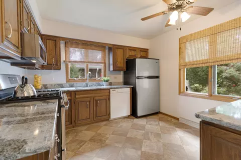 Kitchen - 1000 Mohawk Dr, Elgin, IL 60120 photo 2 of 3