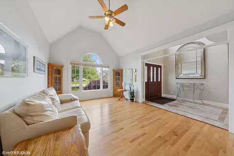 Living - 209 68th St, Darien, IL 60561 photo 1 of 3