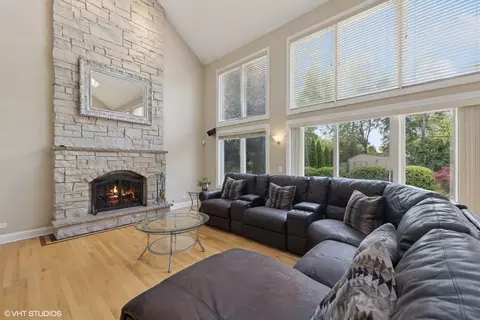 Living - 209 68th St, Darien, IL 60561 photo 2 of 3