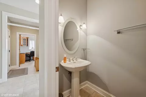 Entry Way - 209 68th St, Darien, IL 60561 photo 2 of 3