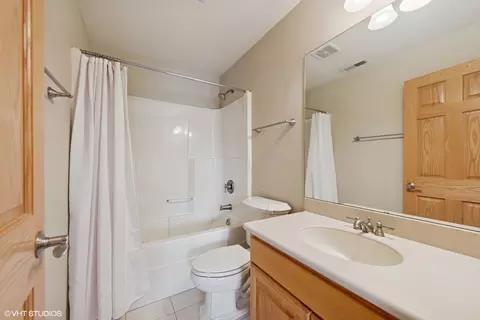 Bath - 209 68th St, Darien, IL 60561 photo 2 of 4