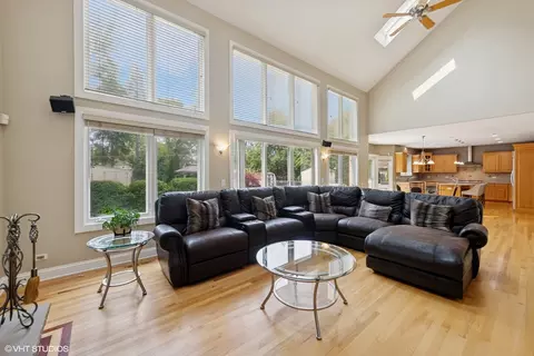 Living - 209 68th St, Darien, IL 60561 photo 3 of 3