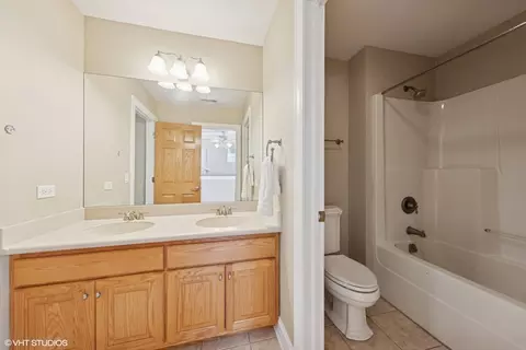 Bath - 209 68th St, Darien, IL 60561 photo 3 of 4