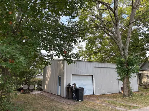 Exterior - 301 S Grape St, Morrison, IL 61270 photo 4 of 5