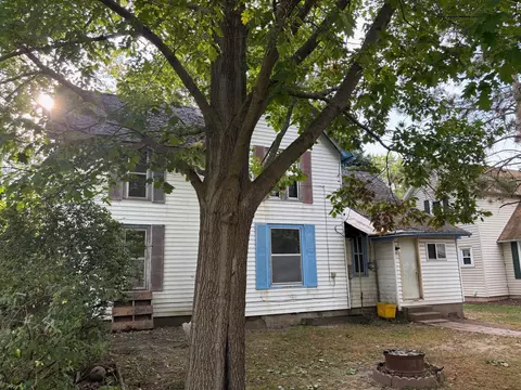 Exterior - 301 S Grape St, Morrison, IL 61270 photo 3 of 5