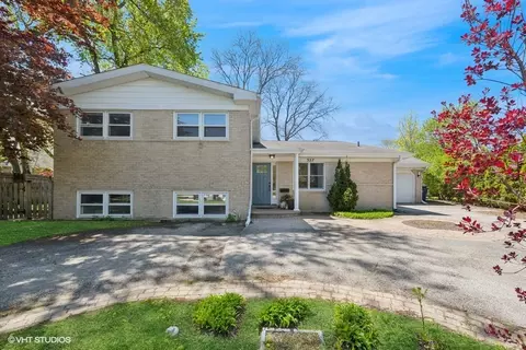 327 Wilshire Dr E, Wilmette, IL 60091