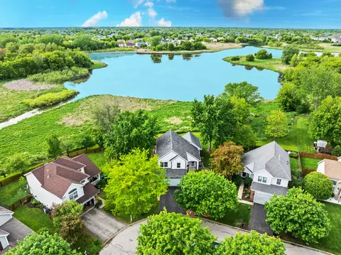 7 Farmington Ct, Lake In The Hills, IL 60156