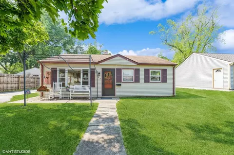 122 E Beech Ave, Woodstock, IL 60098
